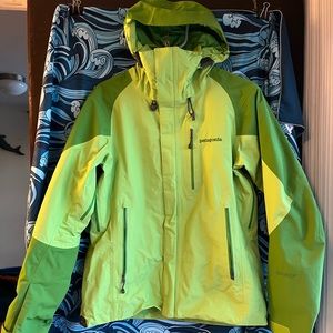 Patagonia GoreTex wind and waterproof shell. Sz M Womens.